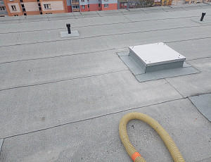 Zateplení stropu bytového domu pomocí foukané izolace